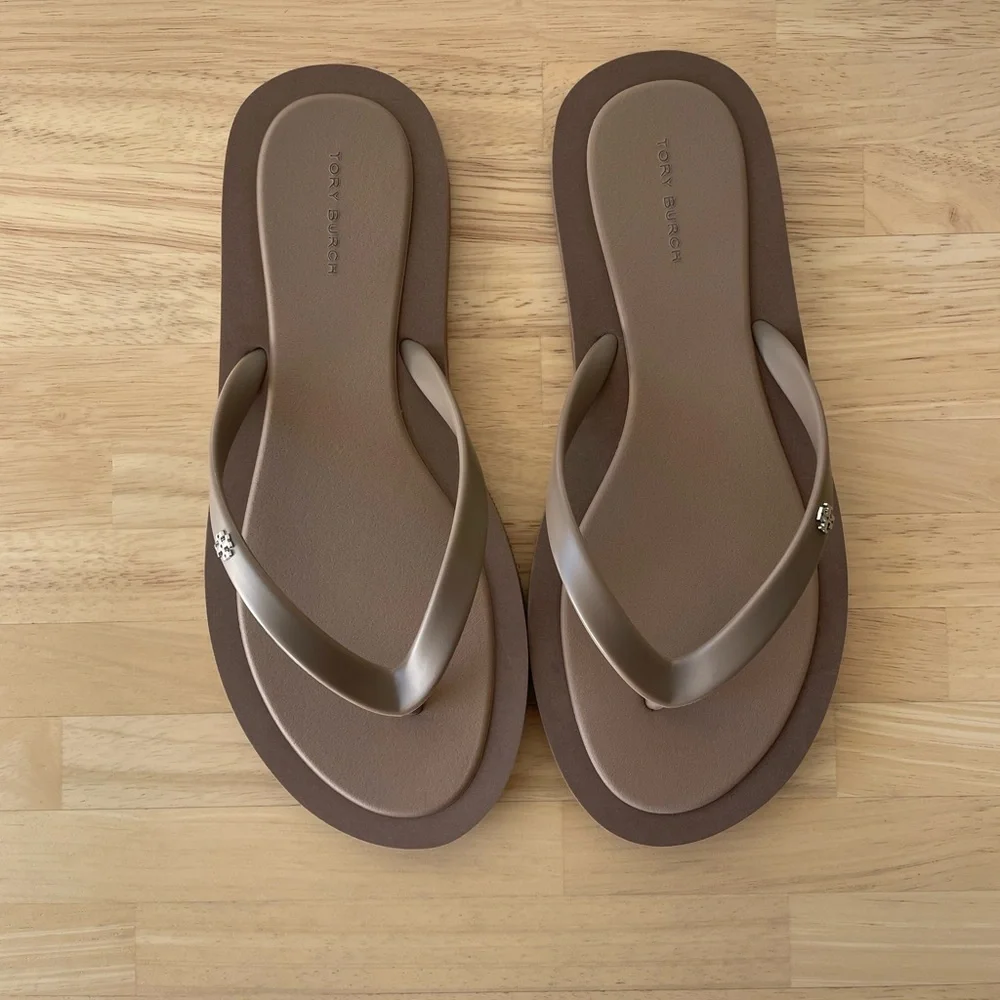 NWT Tory Burch Kira Padded Flip Flop - Color:
Mountain Gray / Silver, Size 8 - Picture 2 of 11